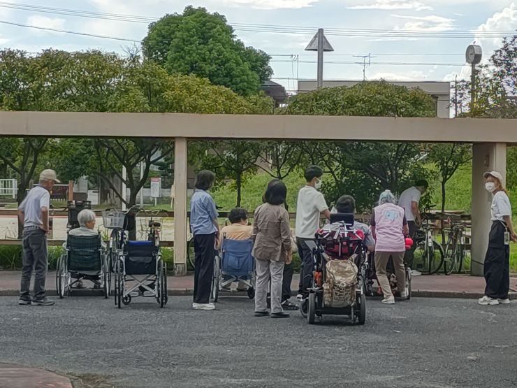 車いす体験の一場面