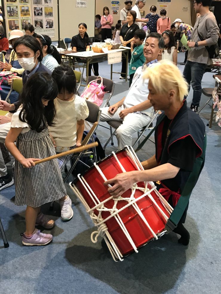 太鼓の演奏中に興味津々の子どもに太鼓の体験をさせる心温まる光景！