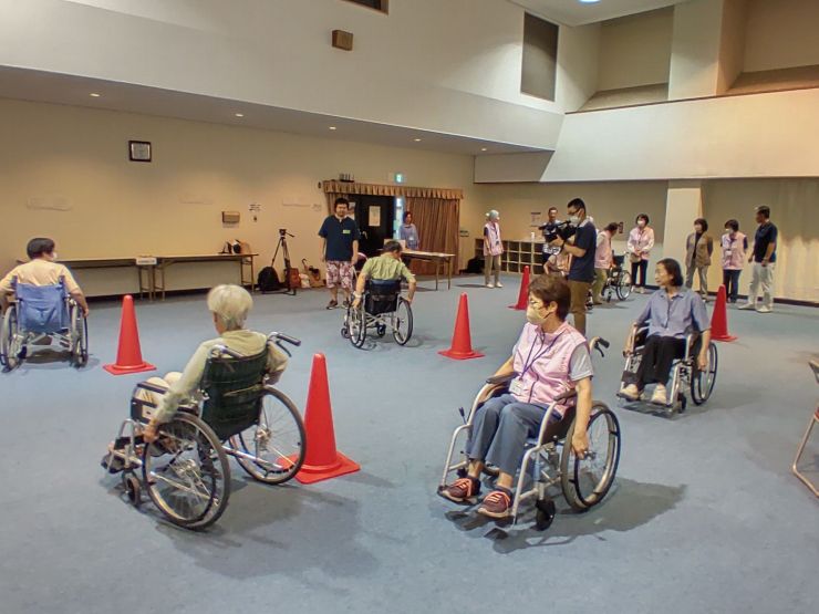 車いす体験の一場面